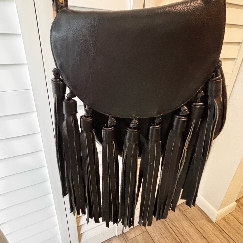 Handcrafted leather shoulder bag made in Mexico